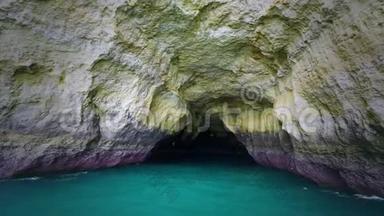 从葡萄牙阿尔加维海岸的观光船上钻出的洞穴